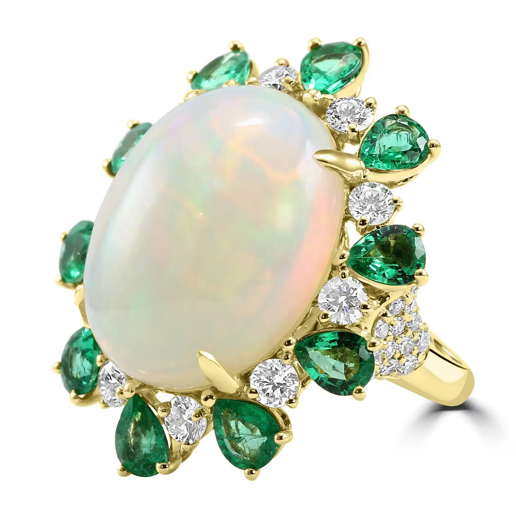 Anillo de cóctel de ópalo con esmeralda y diamantes en oro amarillo de 18 quilates