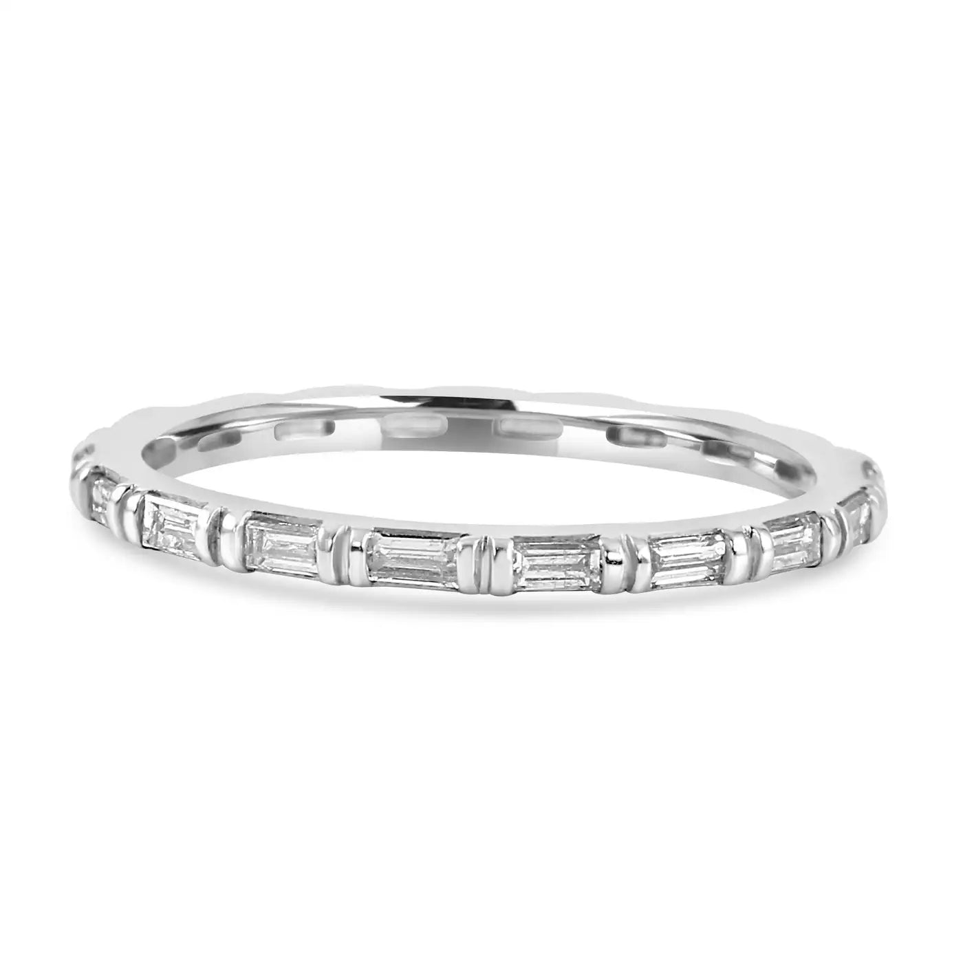 Anillo de eternidad de moda en oro blanco de 14 quilates con diamantes blancos de 0,49 quilates y talla baguette