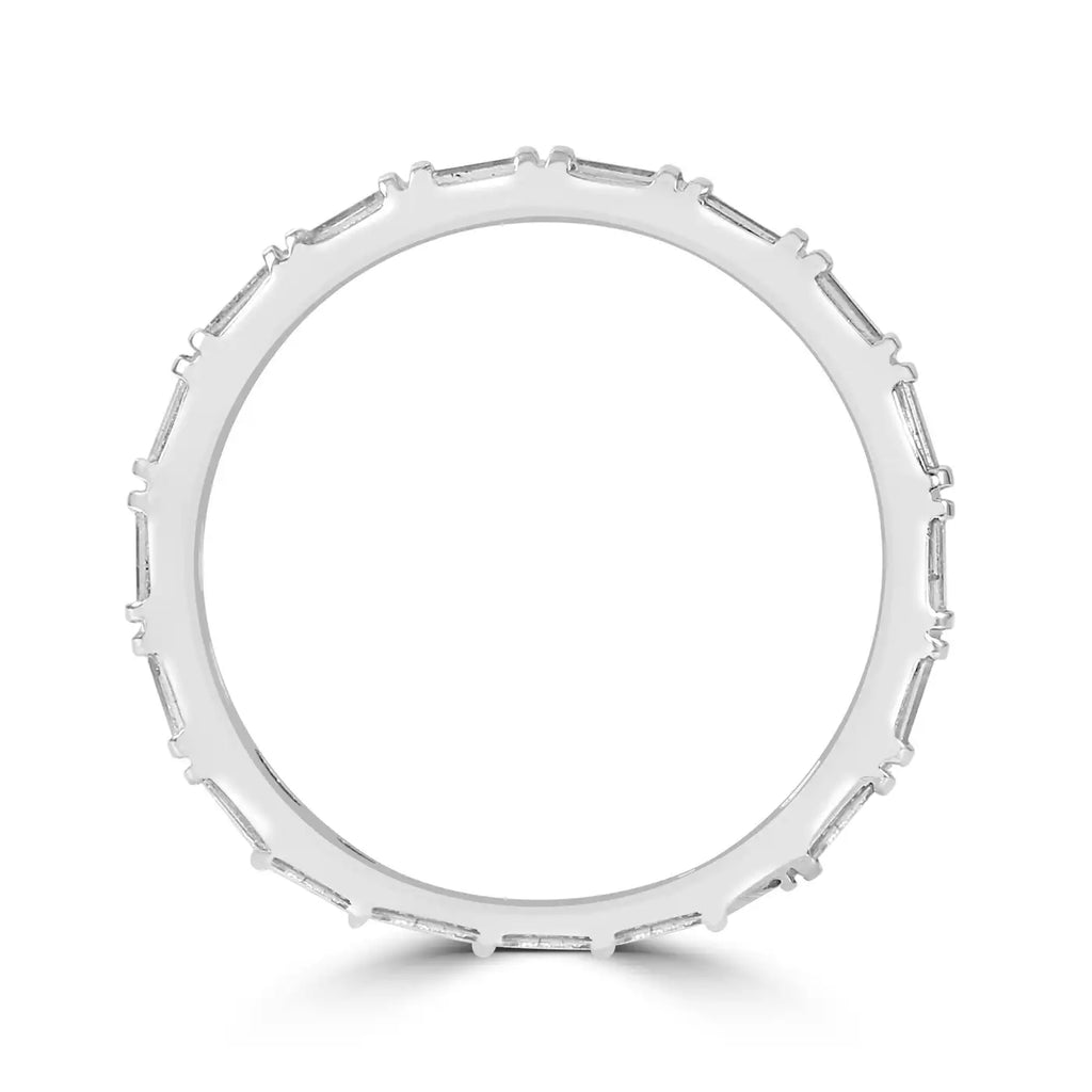 Anillo de eternidad de moda en oro blanco de 14 quilates con diamantes blancos de 0,49 quilates y talla baguette