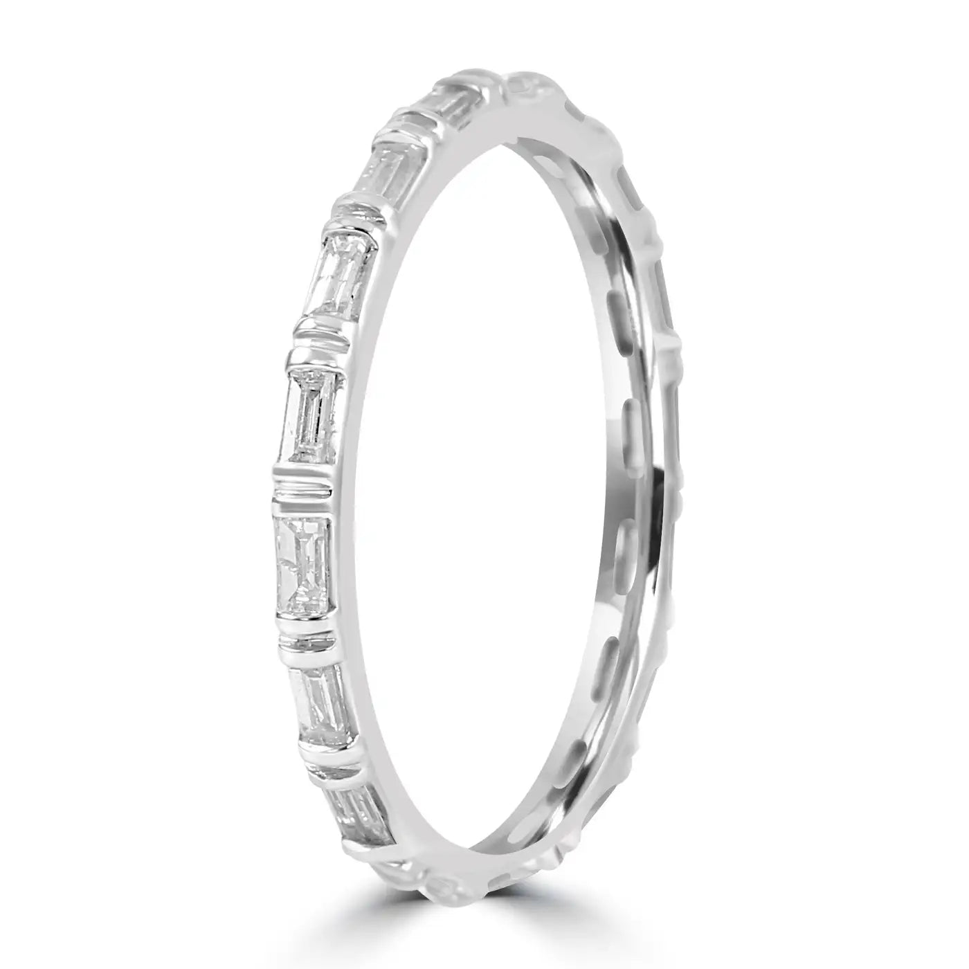 Anillo de eternidad de moda en oro blanco de 14 quilates con diamantes blancos de 0,49 quilates y talla baguette