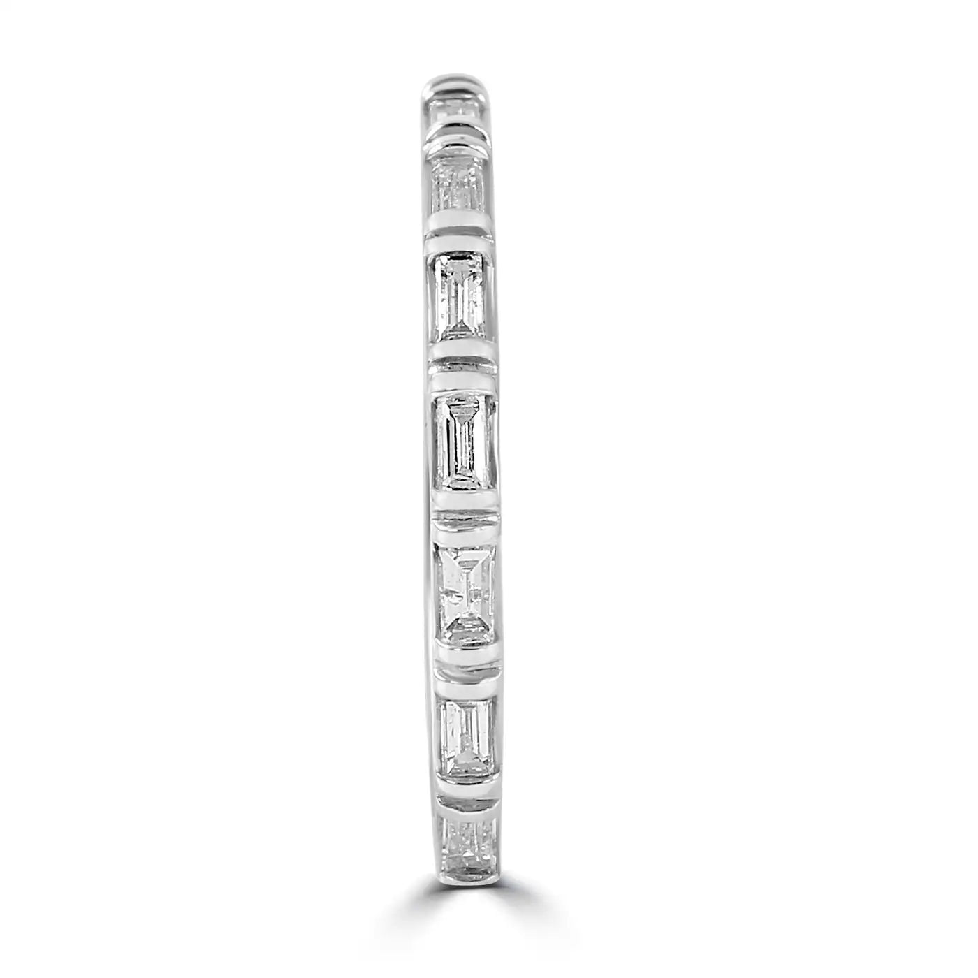 Anillo de eternidad de moda en oro blanco de 14 quilates con diamantes blancos de 0,49 quilates y talla baguette