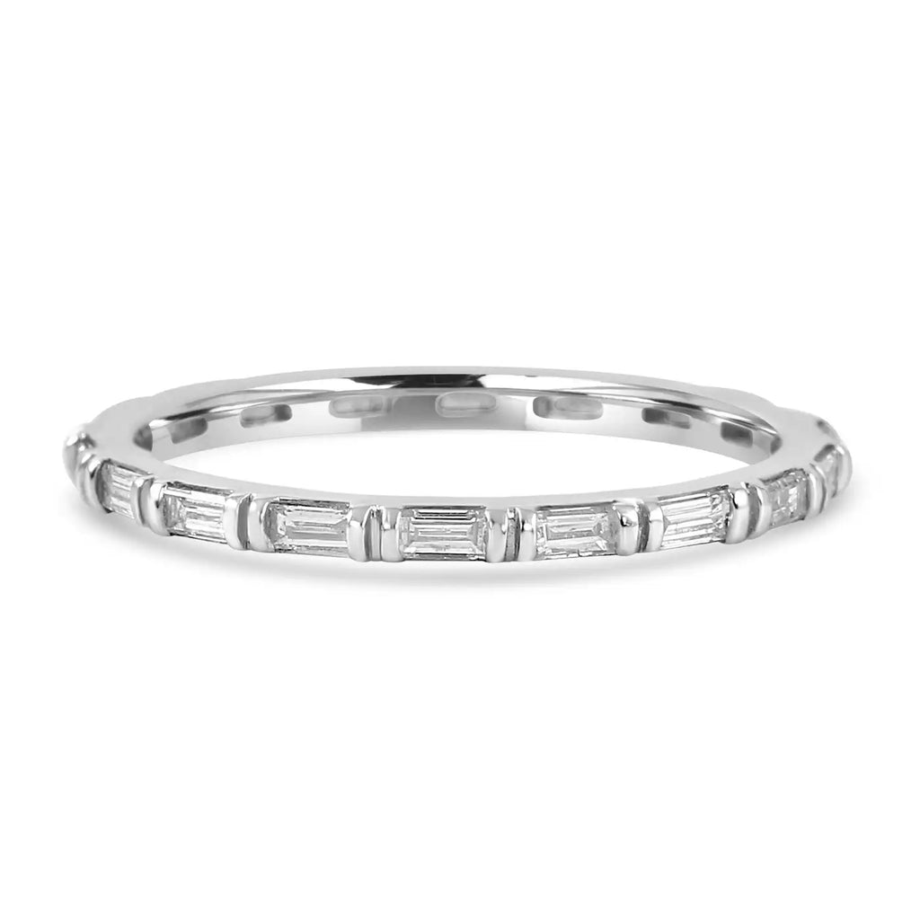Anillo de eternidad de moda en oro blanco de 14 quilates con diamantes blancos de 0,49 quilates y talla baguette