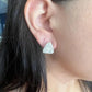 Pendiente de oro de 14 quilates con halo redondo y diamantes blancos en forma de baguette y forma triangular