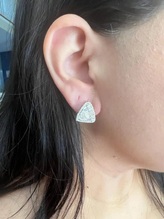 Pendiente de oro de 14 quilates con halo redondo y diamantes blancos en forma de baguette y forma triangular