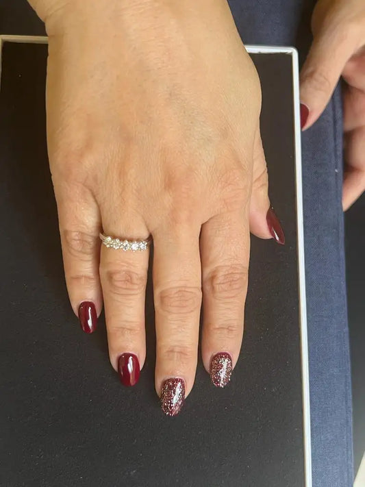 Anillo de compromiso de oro de 18 quilates con cinco piedras y diamantes blancos redondos 