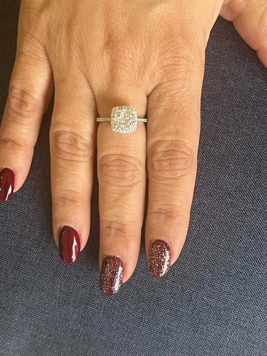Anillo de cóctel con diamantes blancos redondos de gran tamaño en oro blanco de 14 quilates