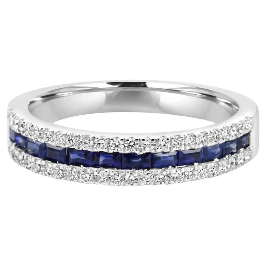 Anillo de oro de 18 quilates con tres filas de diamantes redondos y zafiro azul talla baguette